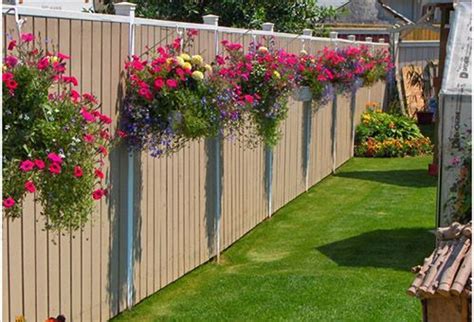 Кашпо с цветами вдоль забора | Cottage garden design, Privacy fence ...