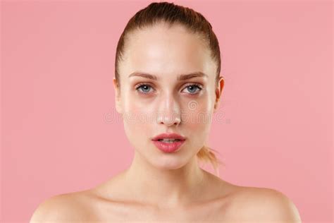 Cerrar Rubia Mujer Semidesnuda Piel Perfecta De Los A Os Nude Maquillaje Ojos Azules Aislados