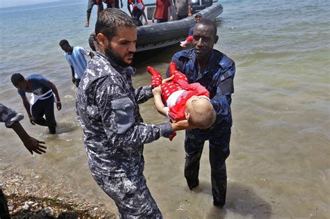 Naufragio En El Mediterr Eno Al Menos Cien Muertos Entre Ellos Tres