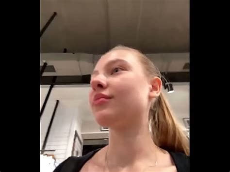 Se Masturber Dans Les Vestiaires XVIDEOS