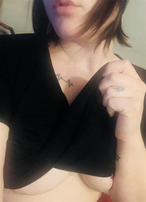 Under Boob F Or This Lazy Sunday R Gonewild