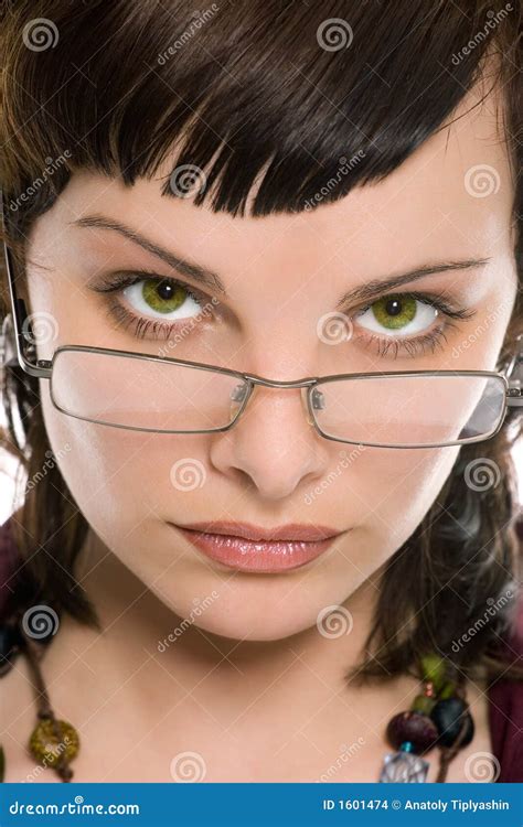 Jolie Fille De Brunette En Verticale En Verre Photo Stock Image Du Lueur Lumineux 1601474