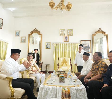 Silaturahmi Ke Kesultanan Ternate Anies Kami Harap Terus Jadi Pilar