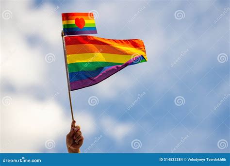 Mano Sosteniendo El Arcoiris Símbolo De La Bandera Gay De Lgbt Diversidad De Géneros Amor Mes