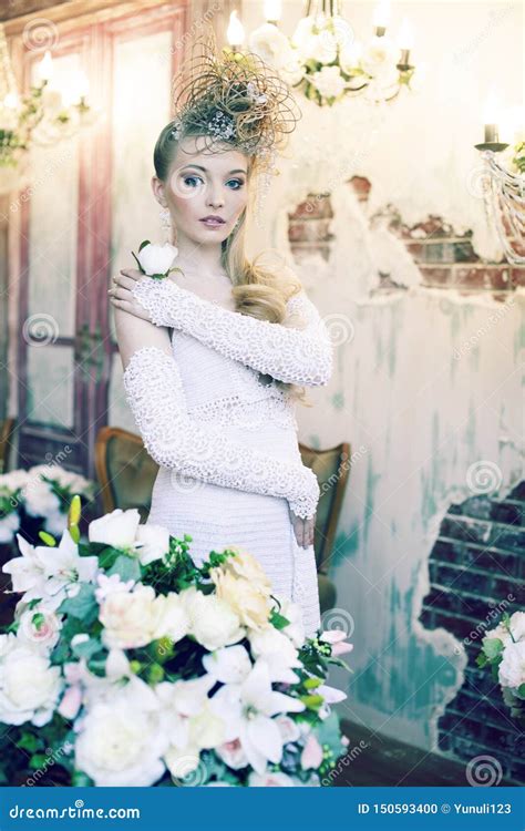 Emotionale Blonde Braut Der Sch Nheit Im Luxusinnenraum Stockfoto Bild Von Zauber Fotographie