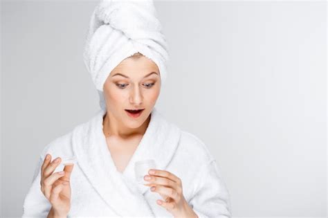 Surpris Femme Blonde Dans La Salle De Bain Montrant La Crème Photo Gratuite