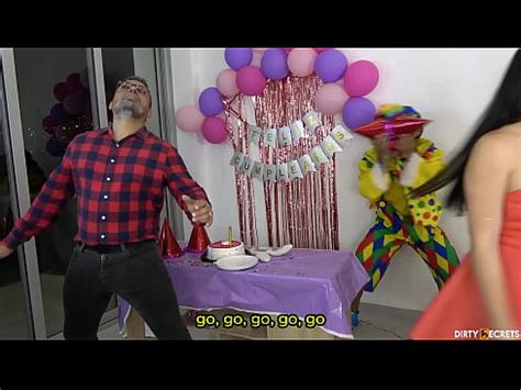 JE BAISE UNE FILLE D ANNIVERSAIRE CHEZ PENDANT QU IL TRAVAILLE XVIDEOS