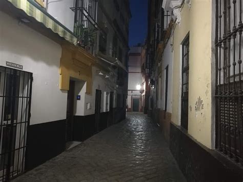 Tour Nocturno Por El Barrio De Santa Cruz De Sevilla Visitasensevilla