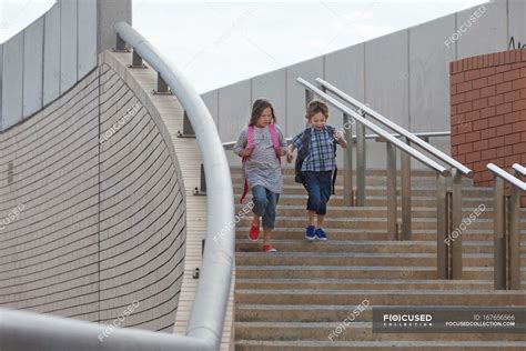 Niños subiendo escaleras al aire libre infancia Amistad Stock