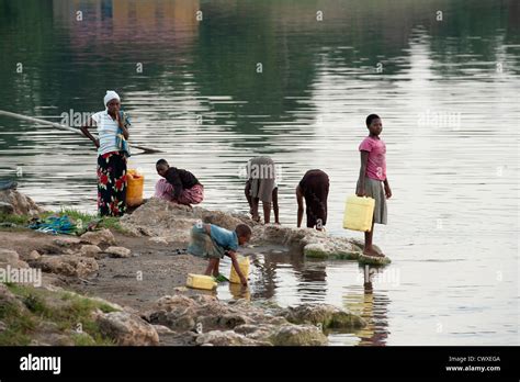 African Woman Fetching Water Hi Res Stock Photography And Images Alamy