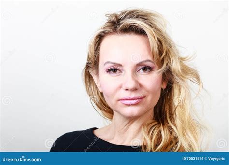 Femme Blonde Attirante De Verticale Photo Stock Image Du G Heureux