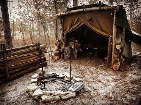 Primitive Bushcraft Shelter And Campsite In 2020 Bushcraft Shelter