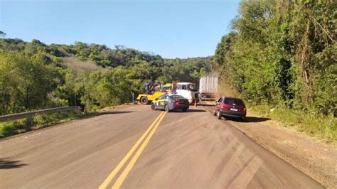 Homem morre após descer de caminhão para observar um veiculo acidentado