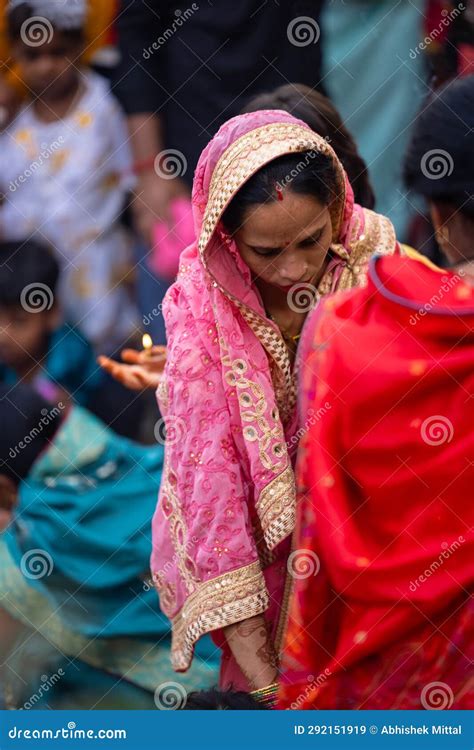 Indian Woman Worship Lord Sun During Chhath Puja Editorial Stock Image