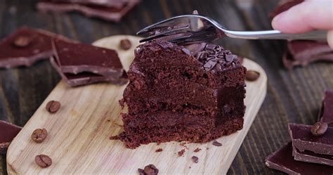 séparer un morceau de gâteau au chocolat fourré au chocolat avec une