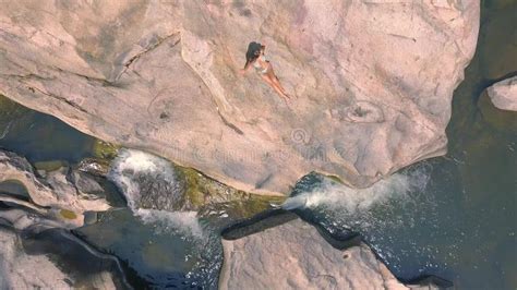 Mujer Hermosa En El Bikini Que Se Sienta En Piedra Grande En La Opini N A Rea De La Orilla Del