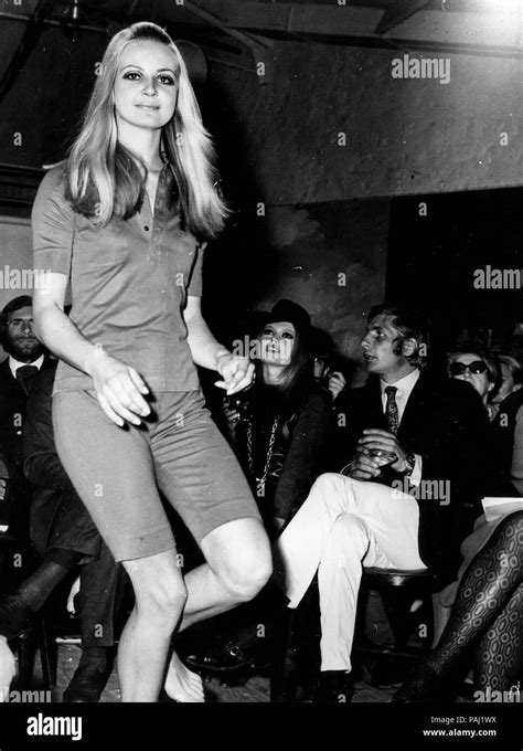 Brigitte Bardot Gunther Sachs Mic Mac Fashion Show St Tropez 1968 Stockfotografie Alamy