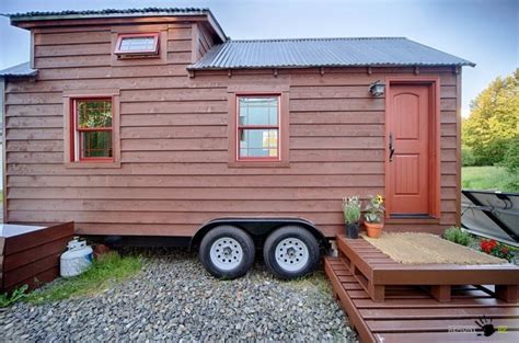 Маленький и мобильный дачный домик на колесах на фото