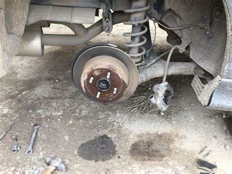 32. ТО задних дисковых тормозов. — Toyota Corolla Fielder (E130), 1,5 л ...