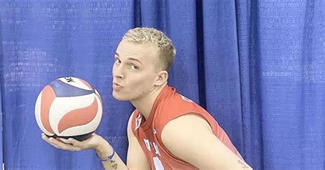 Un joueur de volley ball gay crée son propre chemin d une éducation rurale à une carrière