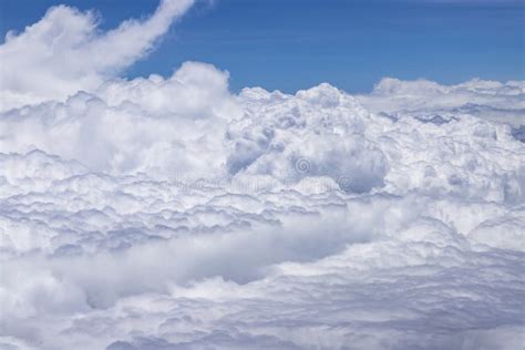 El Volar Sobre Una Capa Densa De Nubes Blancas Nubes Grandes Y Hermosas