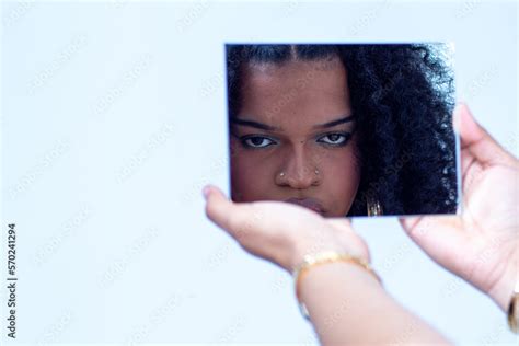 Mujer Joven Latina Con El Pelo Rizado Y Un Vestido De Tirantes De Varios Colores Posando Delante