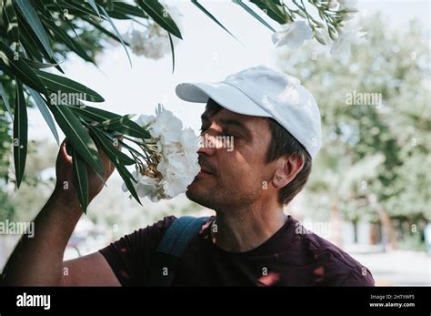 le voyageur authentique et mûr aime le parfum d une fleur à la main