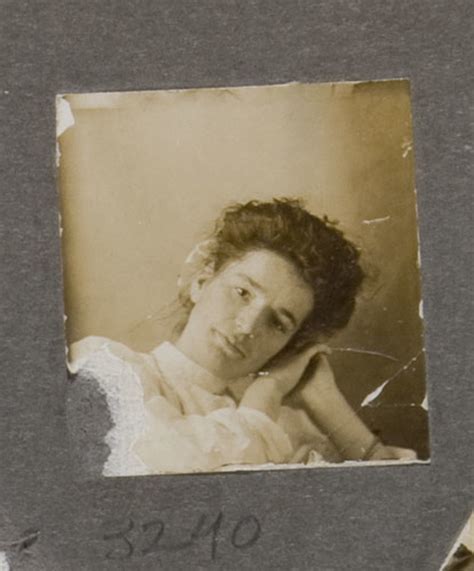 Portrait De Femme D Un Album De Famille Amateur Inconnu Collections MNBAQ