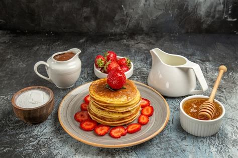 Vista Frontal Deliciosas Panquecas Morangos E Mel Em Bolo De Frutas