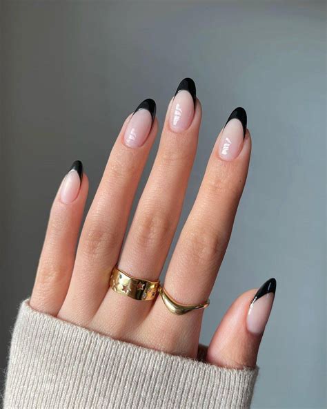 Uñas negras 10 ideas elegantes de la manicura antiedad en tendencia 2024