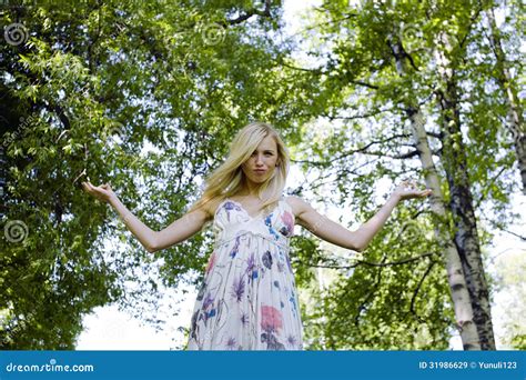 Jeune Femme Blonde Heureuse Dans Le Sourire De Parc Image Stock Image Du Lifestyle Horizontal