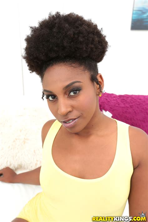 Ebony Babe Has Big Round Butt Milf Fox