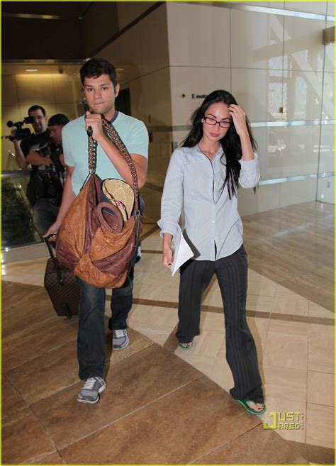 Megan Fox Hot Pink Bra Photo 2454750 Megan Fox Photos Just Jared Celebrity News And