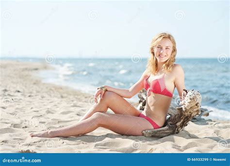 Belle Jeune Femme Blonde Sunbatching Sur Une Plage Image Stock Image Du Ciel Plage