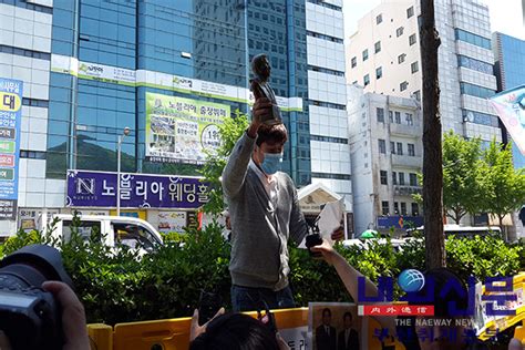 소녀상 옆 대통령 흉상 설치 또 시도 ‘진실국민단체 남성 제지당해내외신문