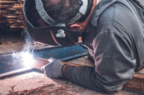 Trabajos De Soldadura Man Welding In Workshop Carpintería Metálica Y