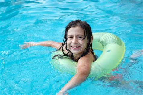 Nettes Junges Mädchen Im Bikini Stockbild Bild von badeanzug oberseite 2817897