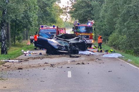 Horrorcrash Vier Tote bei Autounfall auf Landstraße