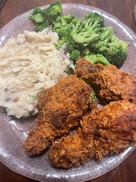 Fried chicken, mashed potatoes and broccoli – Uncle Eddy's All Purpose