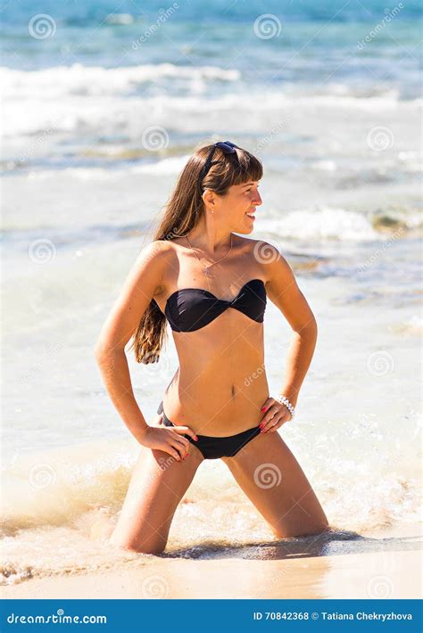 Jeune Belle Fille Dans Le Bikini De Maillot De Bain Posant Sur La Plage Mannequin Chiffre De