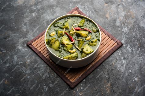 Premium Photo Aloo Palak Sabzi Or Spinach Potatoes Curry Served In A