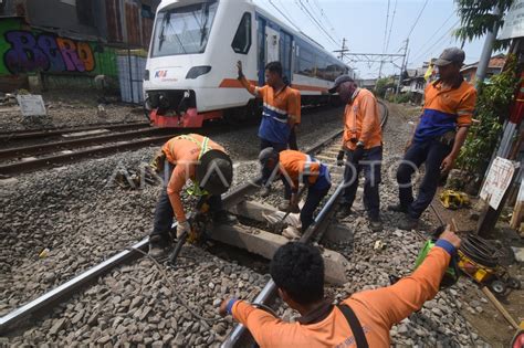 Perawatan Jalur Kereta Api Antara Foto