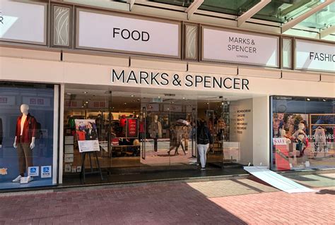 Marks & Spencer закрывает продуктовые магазины в Чехии до окончания ...