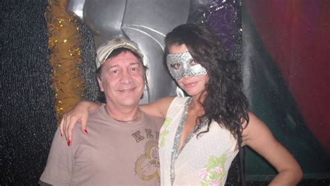 Alinne Moraes Se Joga Na Noite Em Boate Gay