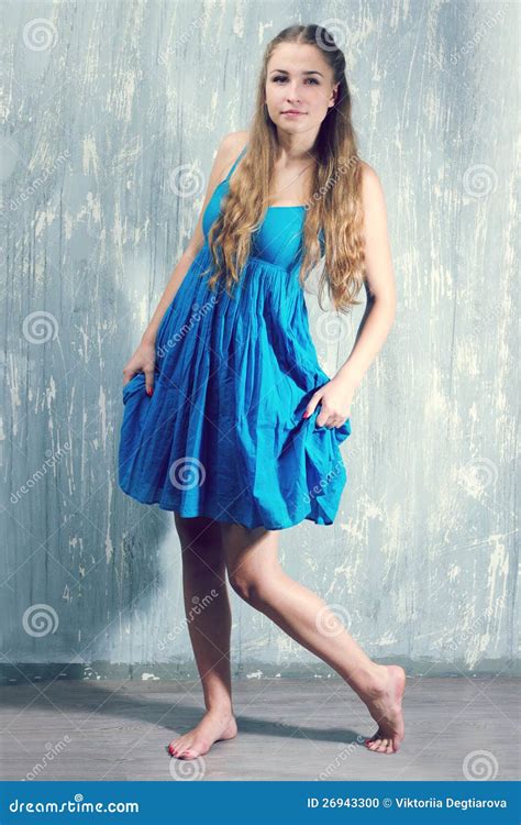 Junge Blonde Frau Im Blauen Kleid Stockfoto Bild Von Lang Haar