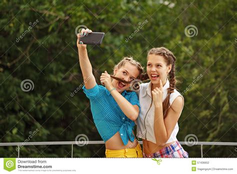 Beste Meisjes Die In Park Worden Gefotografeerd Fototelefoon Selfie Stock Foto Image Of