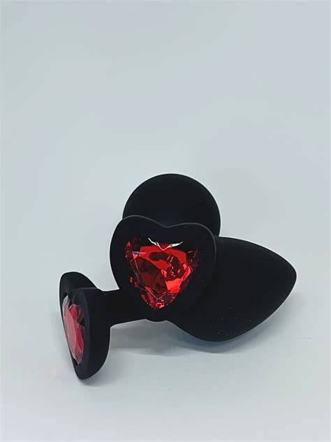 Plug Anal em Silicone de Coração Preto pedra Vermelha M