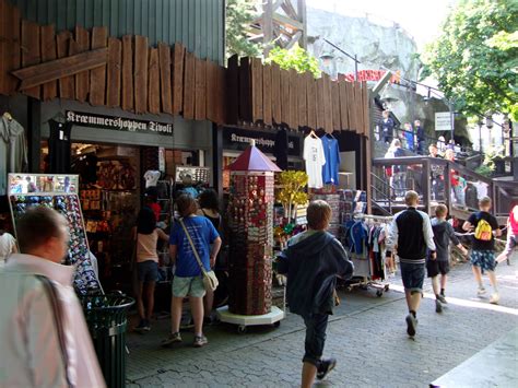 tivolisering 19c Sex i Københavns Tivoli del 3 Underholdning og souvenirs