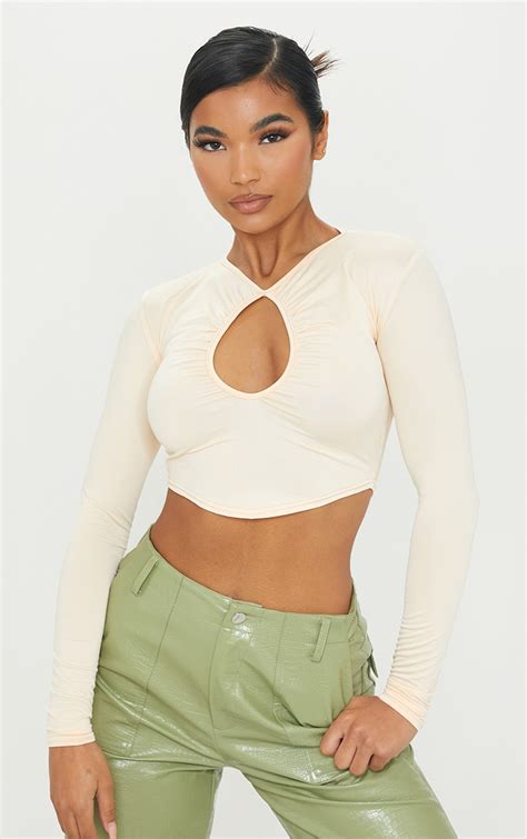 Crop Top Slinky Nude À Manches Longues Et Découpe Goutte PrettyLittleThing
