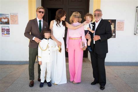 Guti Y Romina Belluscio Posan Con Su Familia En La Primera Comuni N De